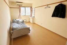 ベッドと窓がある介護施設の個室。明るく清潔な居住空間。